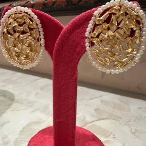 Abstract oval pearl outline earrings